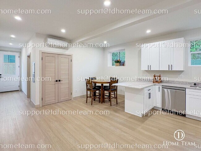 Building Photo - "Charming 864 Sq Ft 1-Bed Oasis in University Place – Perfect for Cozy Living!"