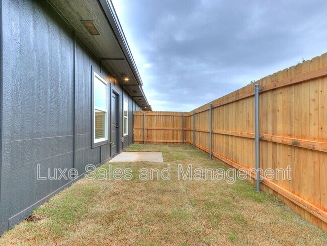 Building Photo - 10908 Oak Holw Ln