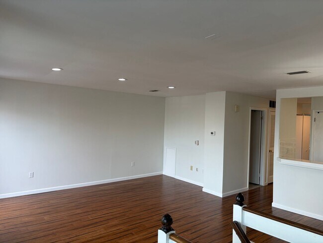 Building Photo - Well Maintained 2nd Floor Condo Now Available in Northridge Estates