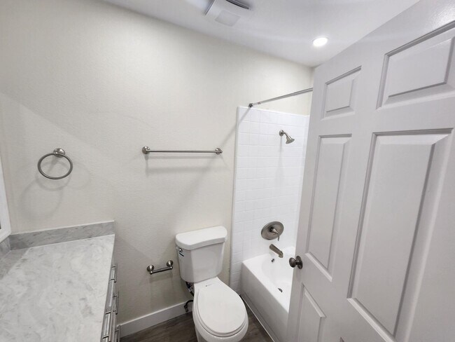 Building Photo - Beautiful: 3 Bedroom 2 Bath Single Family ...