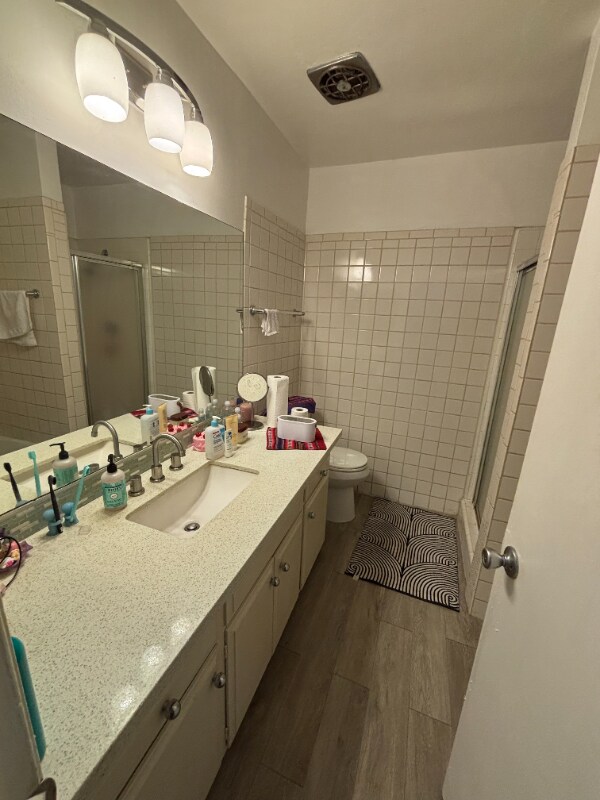 Building Photo - 2042 Beachwood Dr