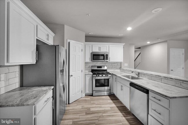 Building Photo - 523 Elm St