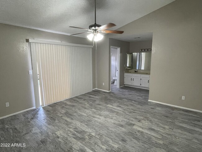 Building Photo - 710 W Cheyenne Dr