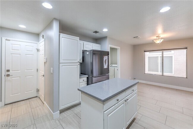 Building Photo - 20 Fantasia Ln