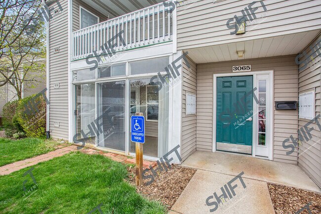 Building Photo - 3065 Poplar Creek - Updated Condo