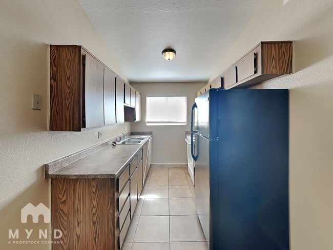 Primary Photo - 260 W 8th Ave