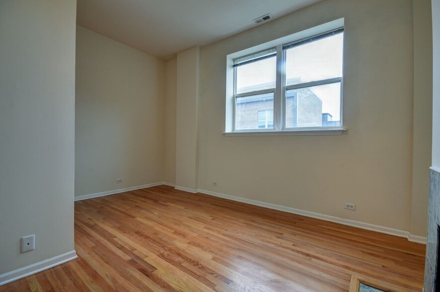 Building Photo - 3257 N Sheffield Ave