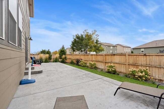 Building Photo - Upgraded 5-Bedroom Home in Immaculate Condition