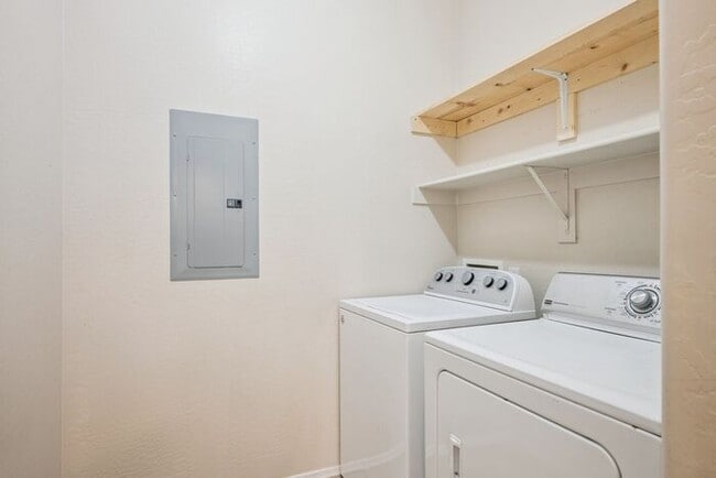 Building Photo - Charming 3-bed, 2-bath townhome in gated community!