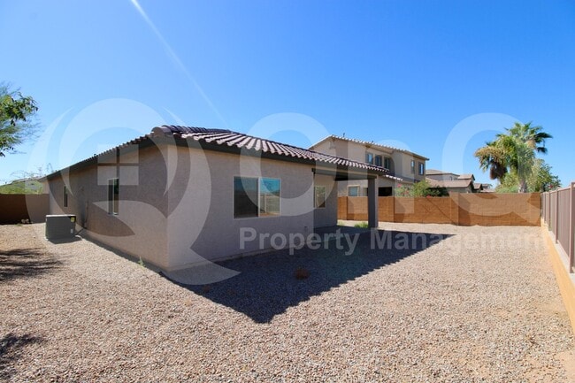 Building Photo - 744 E Diamond Dr