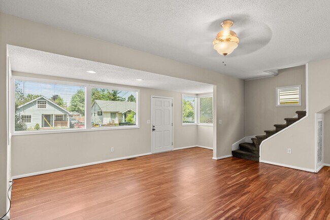 Building Photo - 4bed/2 bath Portland Charmer