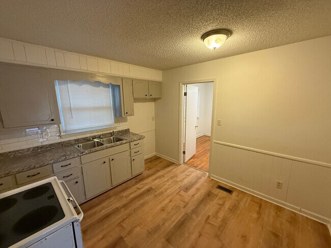 Building Photo - Beautiful Split level home with tons of upgrades!!