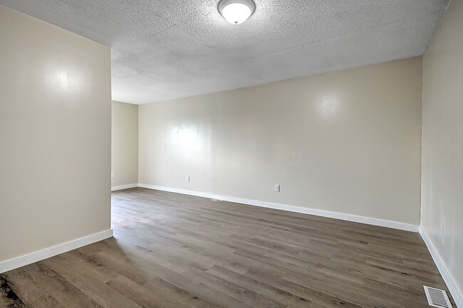 Building Photo - 4 Bedrooms 3 Baths Bristol TN