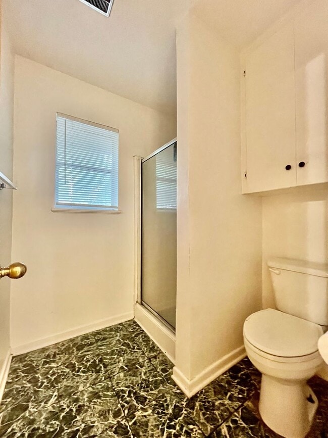 Building Photo - Spacious 4 Bedroom Home with multiple livi...