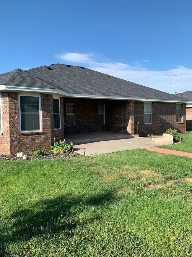 Building Photo - 116 Mariposa Dr