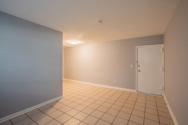 Building Photo - Lovely 2 Bedroom / 1 Bathroom Apartment in...