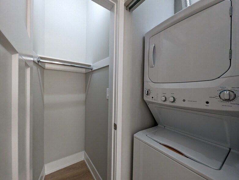 Building Photo - 440 W Belden Ave