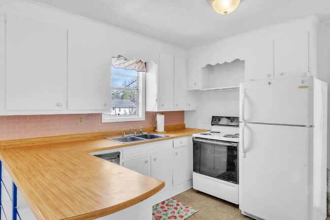 Building Photo - Cozy & Convenient 2BR/1BA Living in the Heart of Greer! $825/mo rent