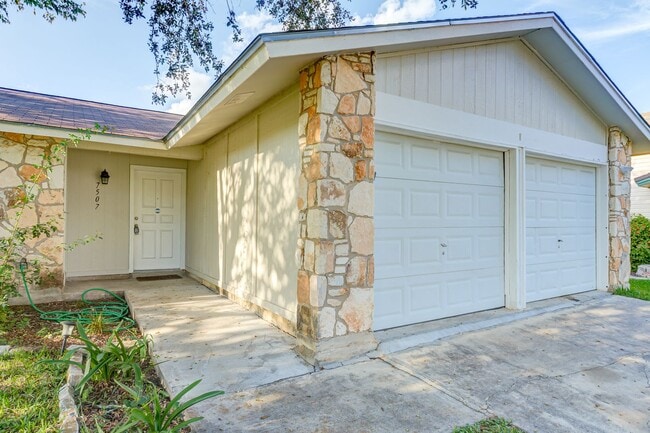 Building Photo - One Story Rental Home located near FM 78 and Walzem available for asap move in!
