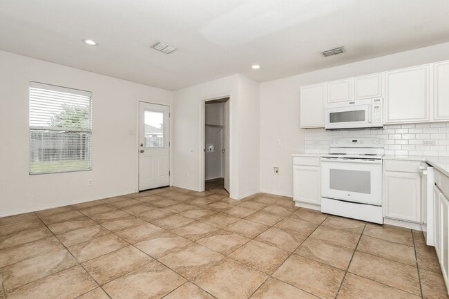 Building Photo - $1,850 4 Bed/2 Bath/2 Garage Ready for Move-in Home in Woodland Creek