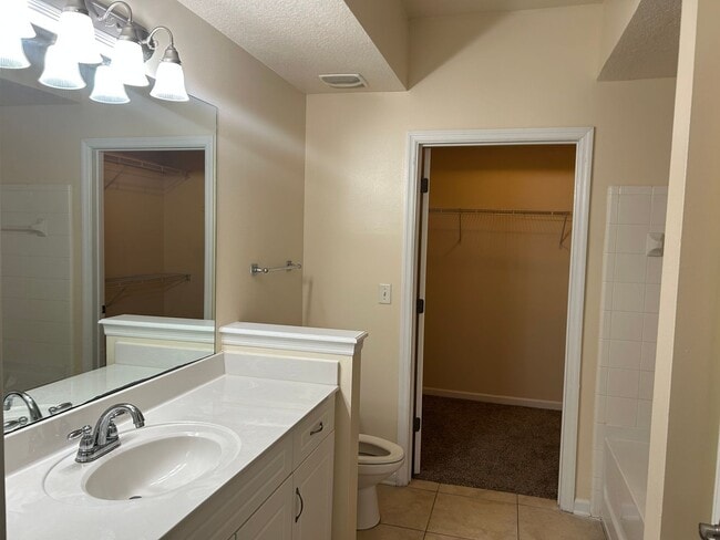 Building Photo - 2B/2B Condo in Esplanade Town Center!