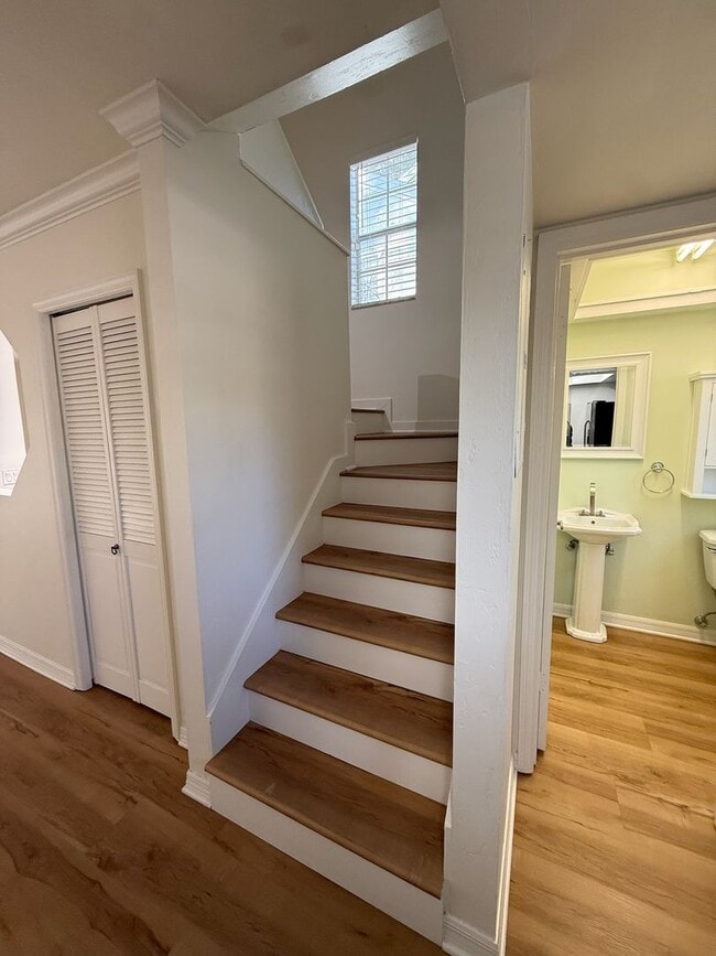 Building Photo - Spacious 2-bedroom, 1.5-bath end-unit townhouse in Carriage House