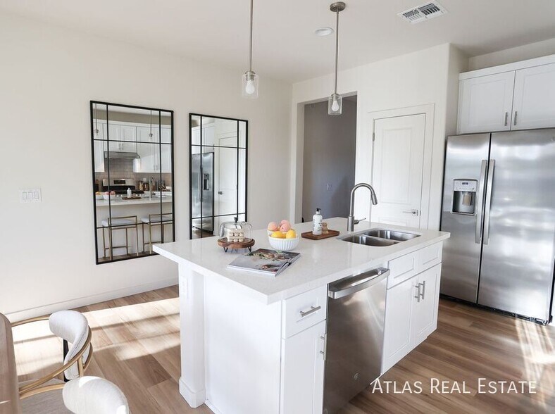 Building Photo - 6532 N 15th Dr