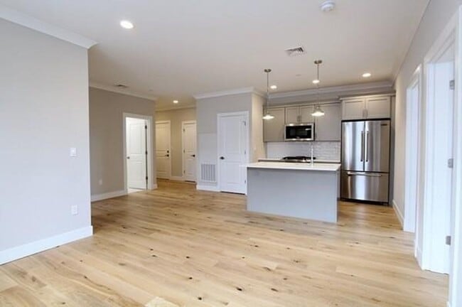 Building Photo - Room Available in Modern 2BR Condo – Jeffr...