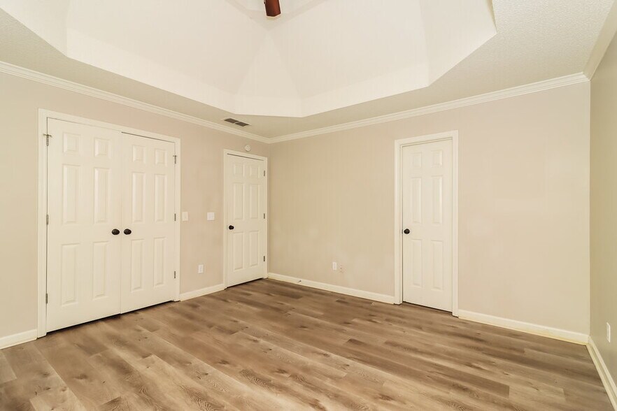 Building Photo - 1042 Whispering Woods Dr