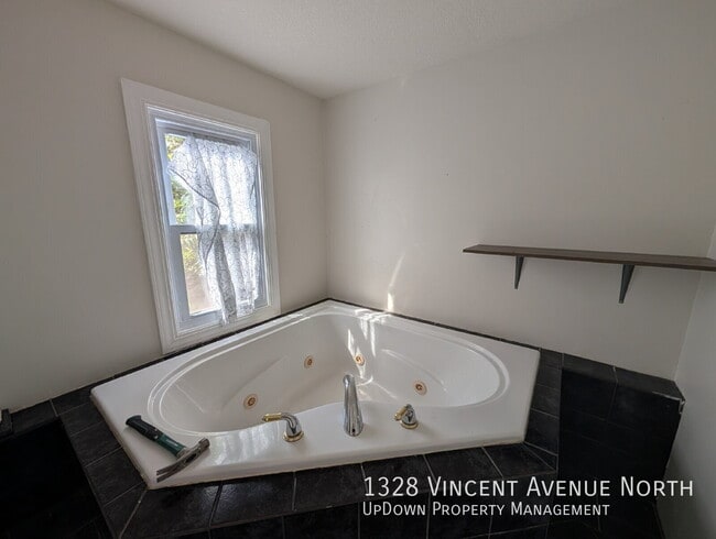 Building Photo - 1328 N Vincent Ave
