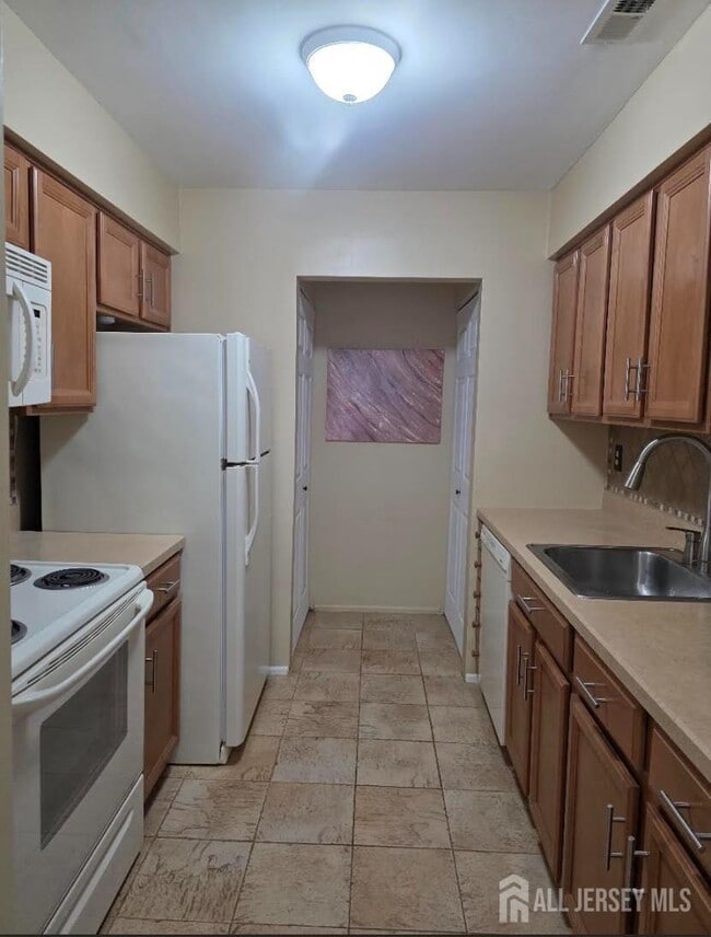 Building Photo - 90 Almond Dr