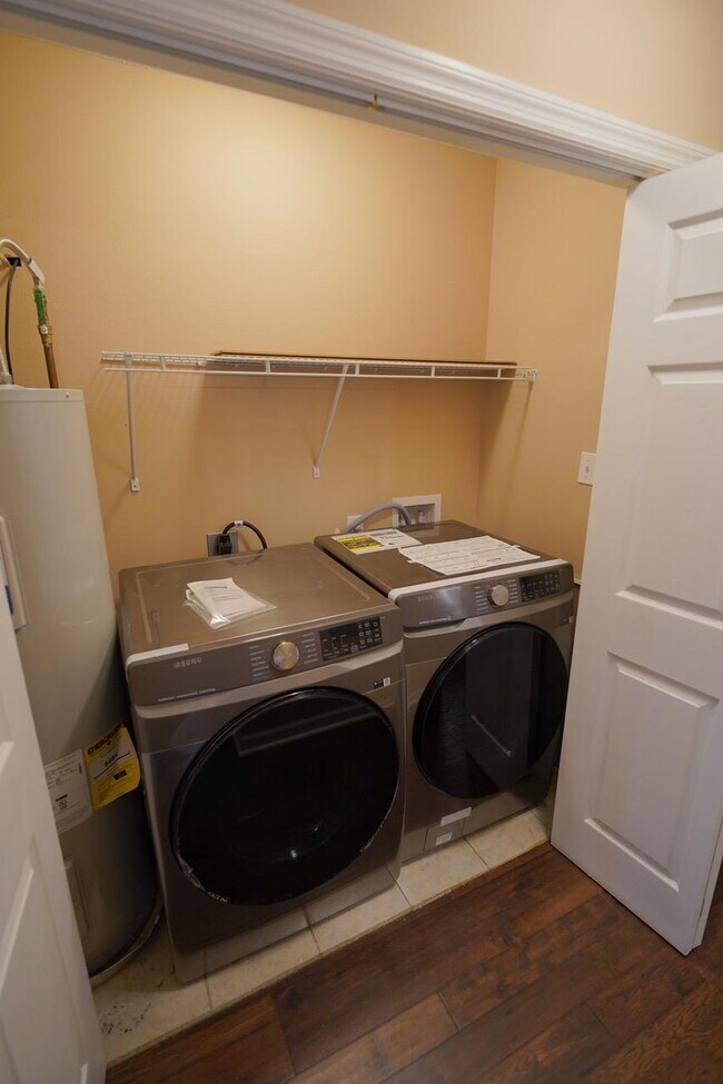 Building Photo - 933 Ashburn Dr