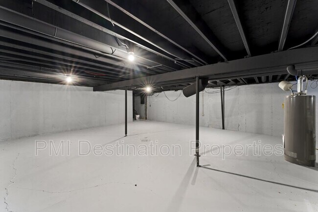 Building Photo - 2081 Willow Ln