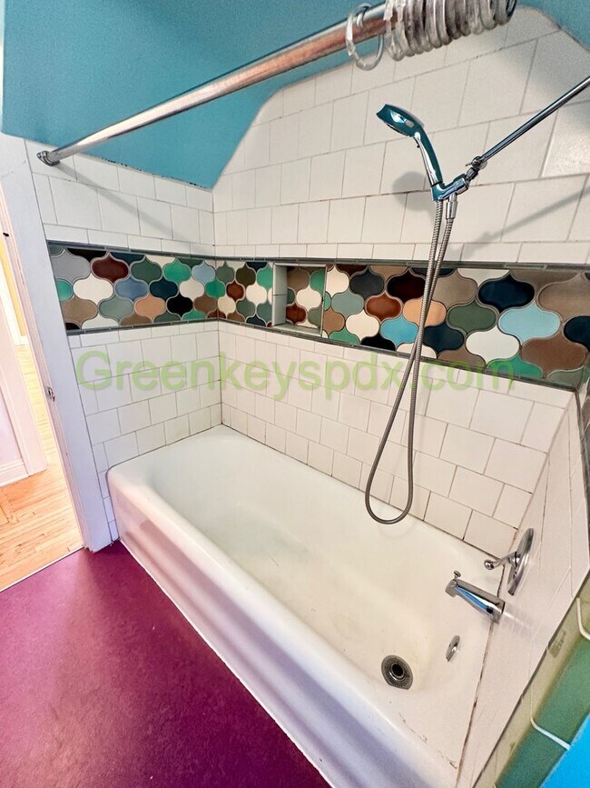 Building Photo - Wow! Amazing 3-bedroom 1-bath house with large fully fenced backyard