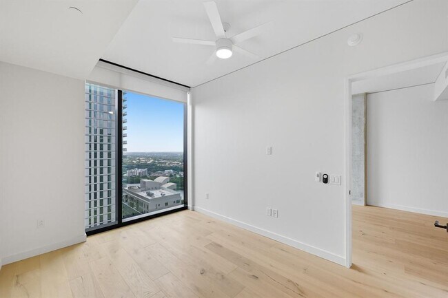 Building Photo - 610 Davis St
