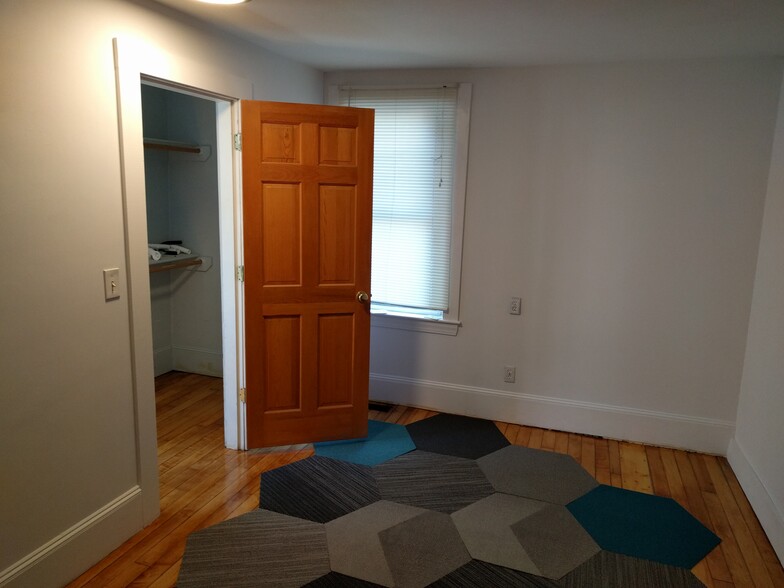 Building Photo - 11 Willet St