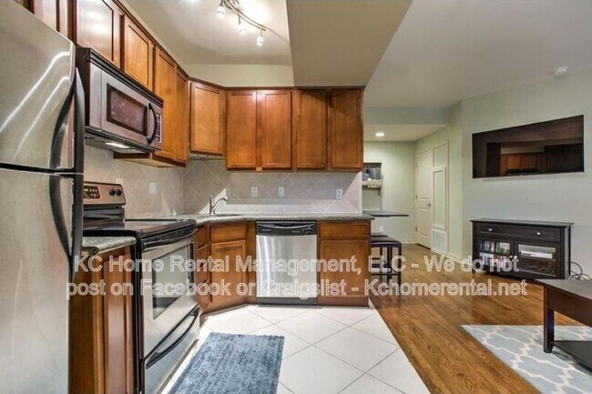 Building Photo - 200 E 43rd St