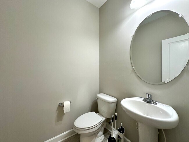 Building Photo - 3 Bed 2 Bath Townhome Located in Cokers Commons in Goose Creek!