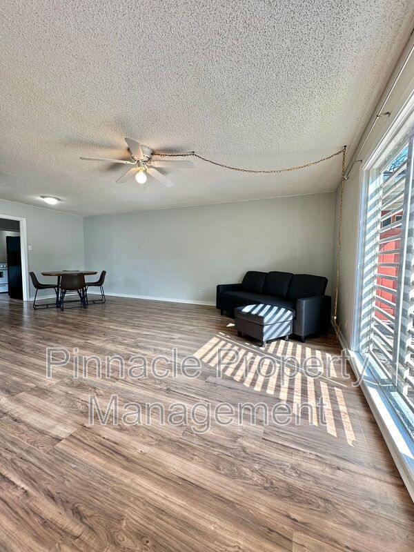 Building Photo - 310 S Van Buren St