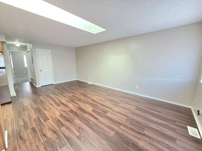 Building Photo - Large 2 Bedroom Apartment with Peak Views!