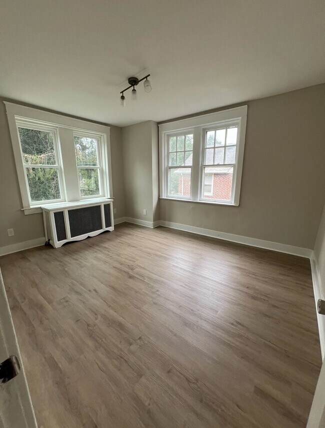 Building Photo - Renovated 3 Bedroom End Unit Available Now!