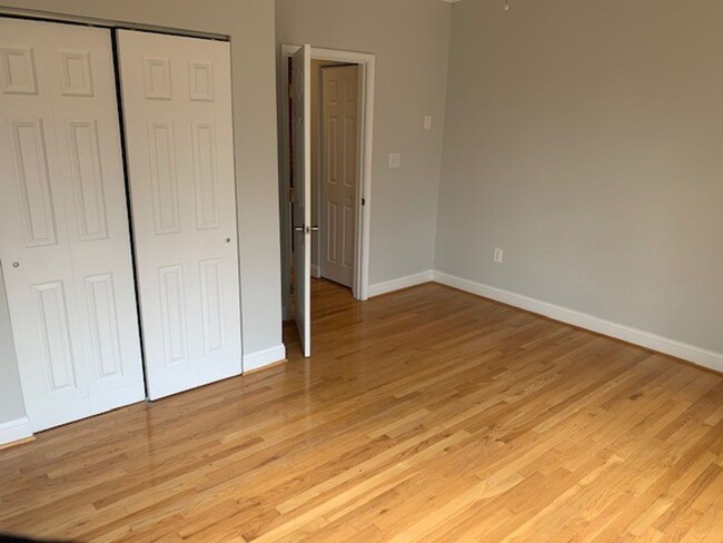 Building Photo - 2 BR/3.5 BA Updated Columbia Heights Row H...