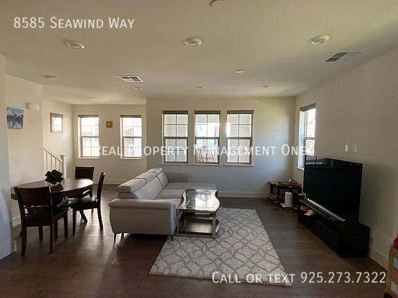 Building Photo - Gorgeous 3 Bed/3.5 Bath Home in Perfect Ne...
