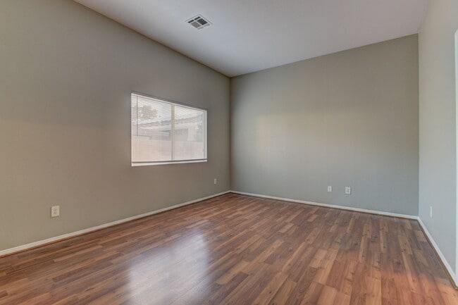Building Photo - Welcome to this beautifully maintained sin...