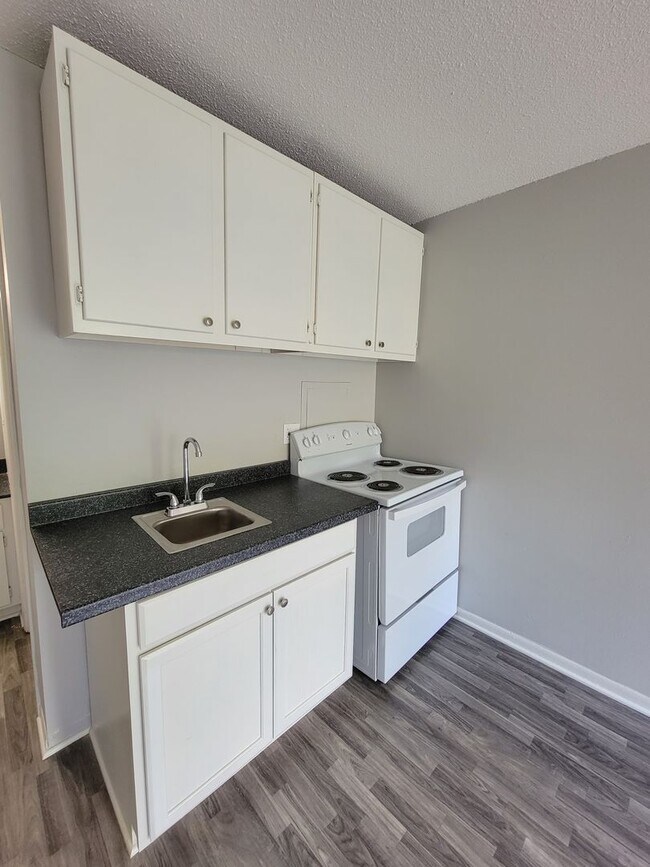 Building Photo - Newly Renovated - Alcoa Studio Apartments – Convenient Location!