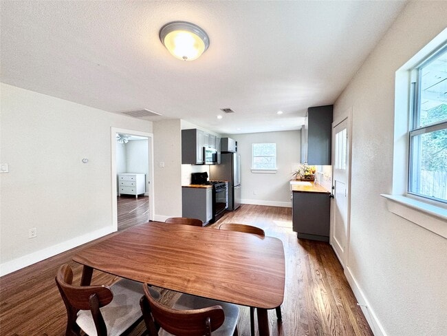 Building Photo - 1035 Louise St