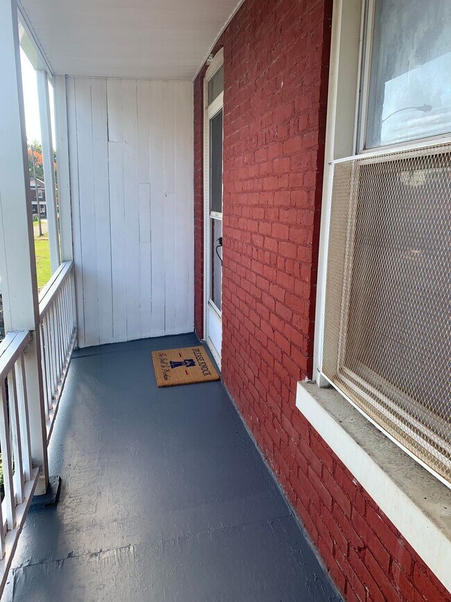 Building Photo - Available Now! Cozy 1-2 bedroom house with...