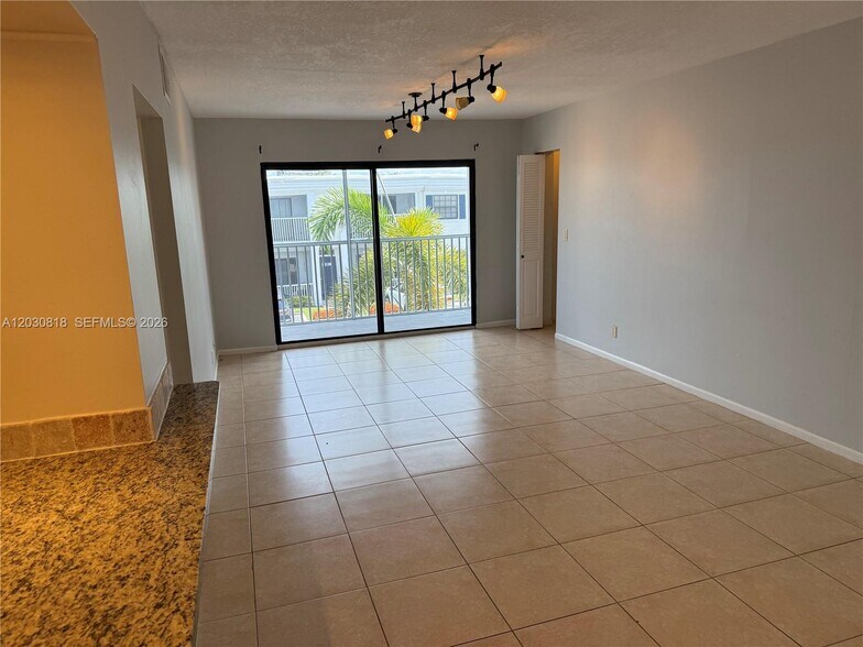 Building Photo - 170 Cypress Club Dr
