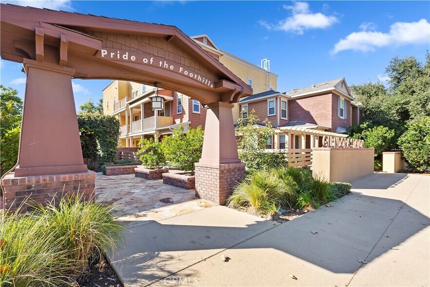 Entryway frontside - 335 S Glendora Ave