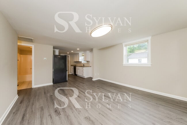 Building Photo - Charming 3 BR, 2 BA home is move-in ready